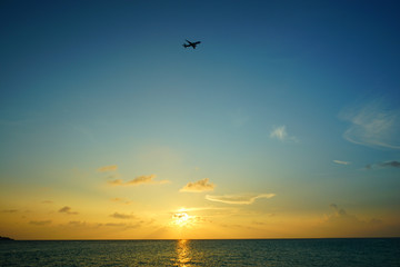 日本、沖縄県のビーチ、飛行機と夕景