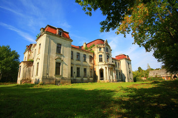 Fototapeta na wymiar historical manor in the village 