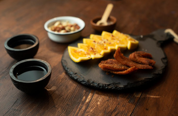 Mezcal con tabla mezcalera oaxaca barro negro