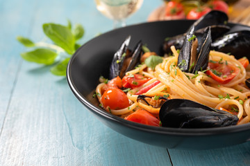 Piatto di deliziose linguine con salsa di pomodorini e cozze, Cucina Italiana