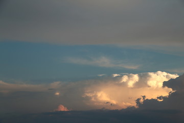 夏の夕方の空の光景