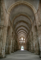 Nef de l'église abbatiale de Fontenay à Marmagne, France
