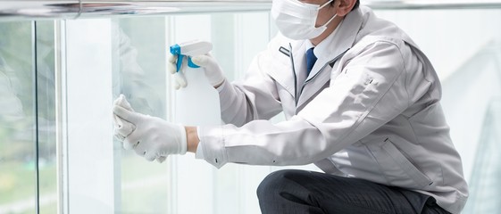 掃除をするアジア人男性