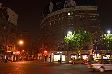 上海　夜の古い町並み　交差点