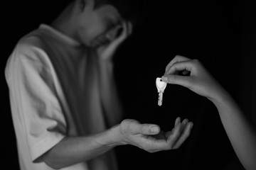 泣きながら鍵を受け取る男性