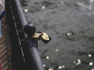 Kłódki przypięte do mostu © Adam