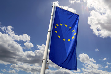 Flagge der europäischen Union vor blauem Himmel © U. J. Alexander