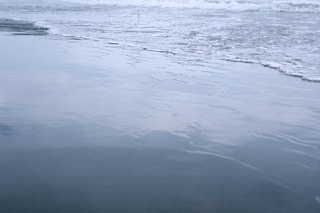 反射する波打際