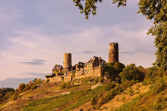 Burg Thurant in der Abenddämmerung, Alken, Deutschland, Europa