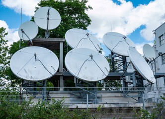 Satellitenschüsseln Kommunikation Antennen 