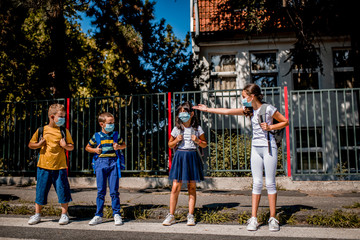 Obraz premium Children going back to school after epidemic, They are wearing a protective face mask