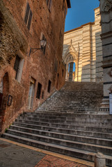 Fototapeta na wymiar rue du centre historique de la ville de Sienne en Toscane Italie au lever du soleil