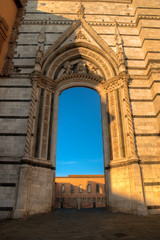 Fototapeta na wymiar arche du centre historique de la ville de Sienne en Toscane Italie au lever du soleil