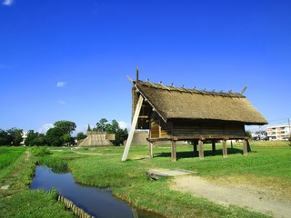 ＜登呂遺跡＞竪穴式住居・高床式倉庫