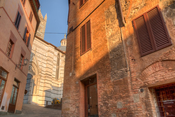 arrière façade de la cathédrale de Sienne au lever du soleil