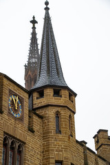 Burg Hohenzollern, Schloss Hohenzollern auf Berggipfel, Deutschland. Ein berühmtes Wahrzeichen in der Nähe von Stuttgart auf der schwäbischen Alb. Blick auf die Burg Hohenzollern
