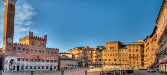 Fototapeta na wymiar panoramique sur Piazza del Campo et son Palazzo Pubblico de la ville de Sienne en Toscane Italie au lever du soleil