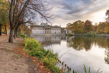 Fototapeta na wymiar Pond and palace in Royal Baths Park in Warsaw