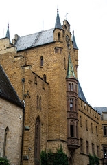 Fototapeta premium Burg Hohenzollern, Schloss Hohenzollern auf Berggipfel, Deutschland. Ein berühmtes Wahrzeichen in der Nähe von Stuttgart auf der schwäbischen Alb. Blick auf die Burg Hohenzollern