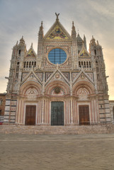 Obraz premium Façade de la cathédrale de Sienne au lever du soleil