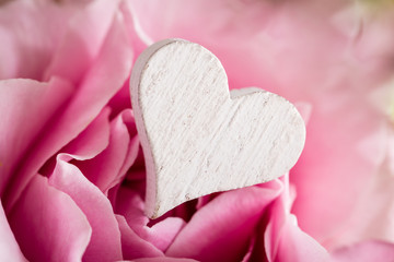 Kleines weißes Herz aus Holz mit Rosen