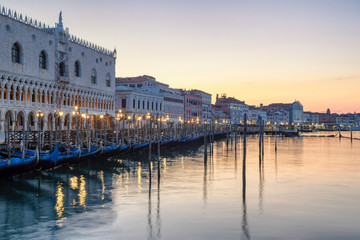 Naklejka premium Venezia. Gondole all'ormeggio nel bacino di san Marco