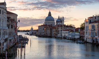 Obraz na płótnie Canvas Venezia. Canal Grande con la Salute e Punta della Dogana all'alba dal Ponte dell'Accademia.