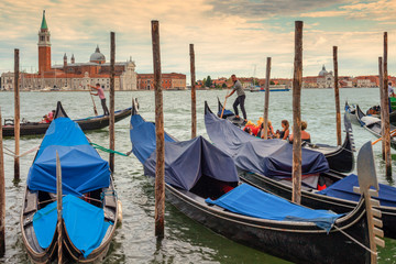 Fototapeta na wymiar Venezia. Gondole ormeggiate nel bacino di San Marco sullo sfondo di San Giorgio Maggiore