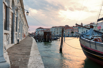Venezia. Canal Grande  a Punta della Dogana con barca Il Nuovo trionfo. - obrazy, fototapety, plakaty