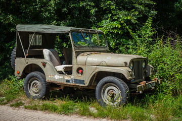 Alter rostiger Jeep auf der Insel Terschelling