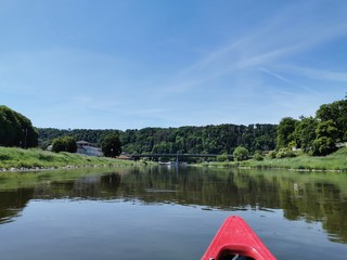 Landschaft auf dem Fluss blauer Himmel