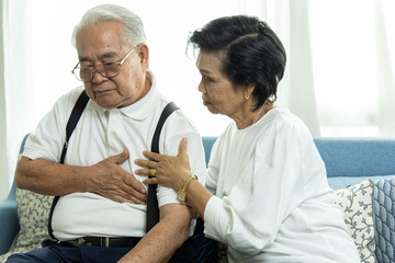 Obraz premium An elderly Asian man has chest pain. The old man has heart disease.