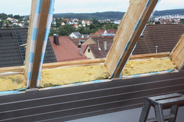 Neue Dachfenster bei Hausrenovierung