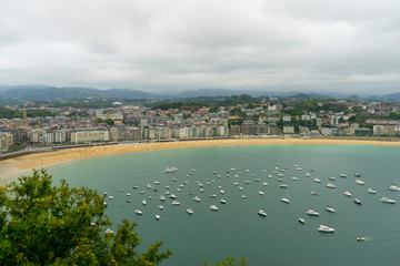 Obraz premium view of the city of San Sebastian, with La Concha beach, from Mount Urgull. Summer vacation scene in Spain