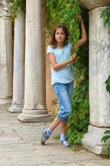 Fototapeta na wymiar Девочка гуляет в на территории музея Херсонес Таврический