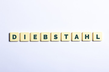 Das Wort Diebstahl auf weißem Hintergrund