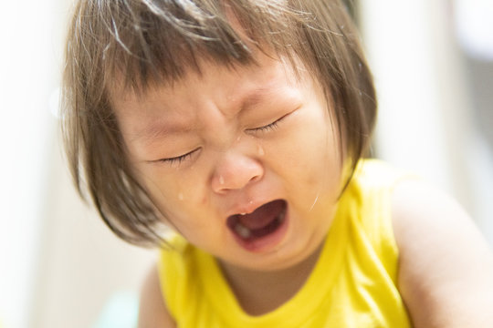 駄々をこねて泣き叫ぶ日本の子供