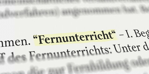 Fernunterricht im Buch mit Textmarker markiert