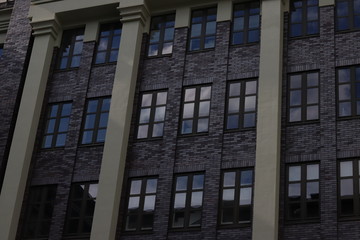 Obraz premium A building with many windows that reflect the sky