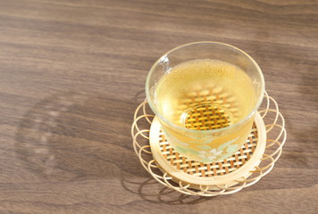 ガラスの湯飲みに冷たいお茶