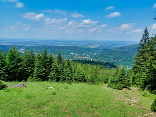Krajobraz  górski w słoneczny dzień, miasteczko w tle © Maciej