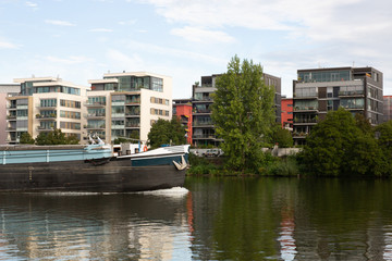 Frankfurt nad Manem, Hesja. Panorama miasta w sloneczny dzien. Rzeka w miescie. Barka na rzece. Odpoczynek w miescie. © ff25