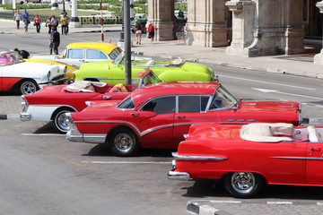 キューバのハバナ、旧市街の観光タクシー