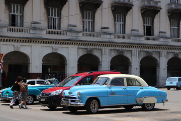 キューバのハバナ、旧市街のカラフルなクラシックカーの観光タクシー