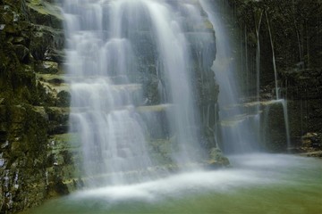 Fototapeta premium flow of water from a cliff