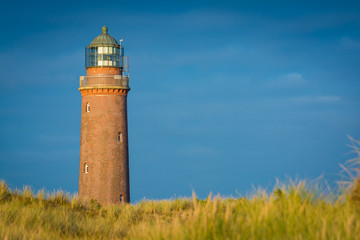 Fototapeta na wymiar Leuchtturm auf Fischland Darss Zingst an der Ostsee im Herbst