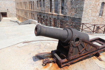 キューバのハバナの運河の入り口のモロ城
Castillo De Los Tres Reyes Del Morroの防衛の大砲