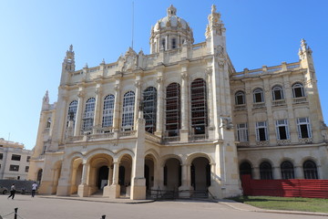 Fototapeta na wymiar キューバのハバナでかつての大統領の官邸だった、革命博物館　Museo de la Revolución 