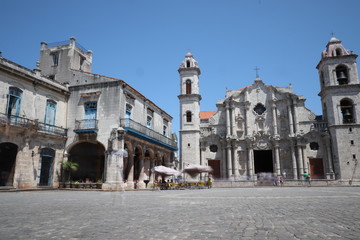 Obraz premium キューバのハバナのカテドラル広場 Plaza de la Catedralにあるハバナ大聖堂 Catedral de San Cristóbal de La Habana
