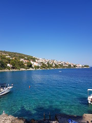 Les pieds dans l'eau turquoise de la méditerranée